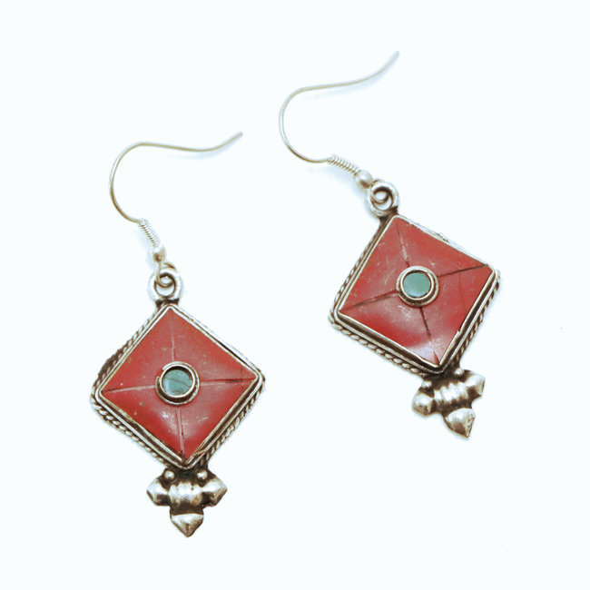 Boucles d'oreilles Tibétaines Losange Corail rouge reconstitué - Nepal 008