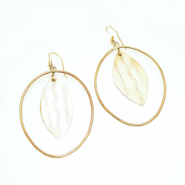Boucles d'oreilles pendantes ovales feuilles en bronze doré - Mali 010