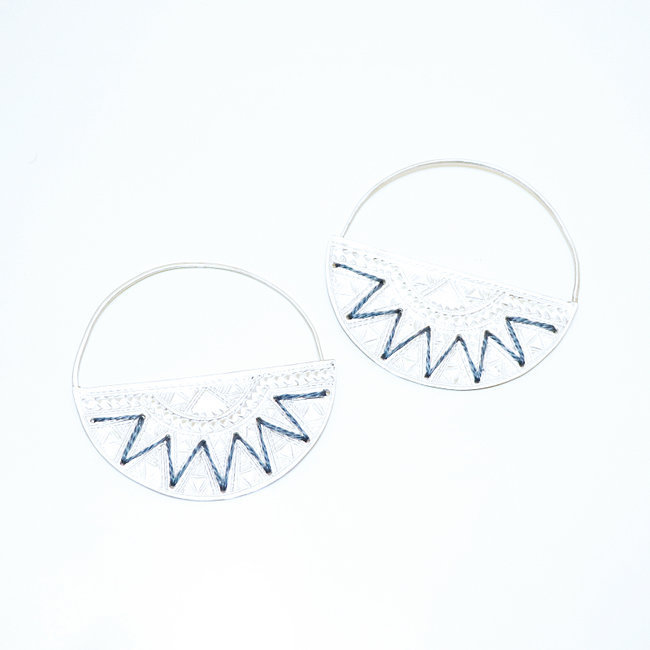 Boucles d'oreilles créoles argent 925 brodées bleu ardoise - Touareg Ombre Claire 002