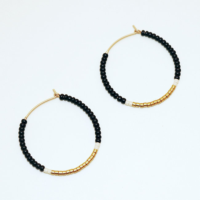 Boucles d'oreilles créoles perles noires et plaqué or - Sidai Designs 002