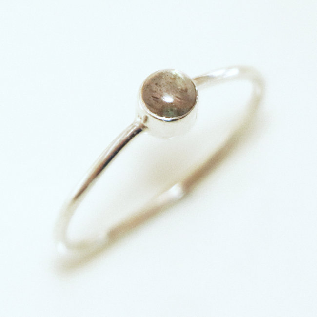 Bague fine ronde en argent 925 et Labradorite - Inde 123