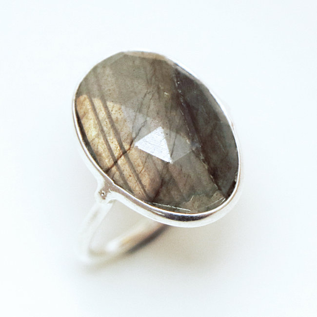 Bague fine ovale facettes argent 925 et Labradorite - Inde 160