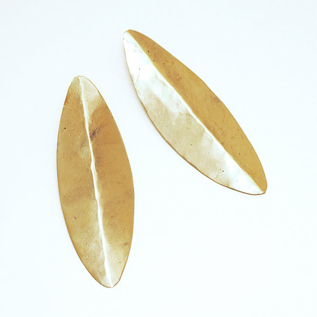 Boucles d'oreilles feuilles longues lisses clous en bronze doré - Mali 095