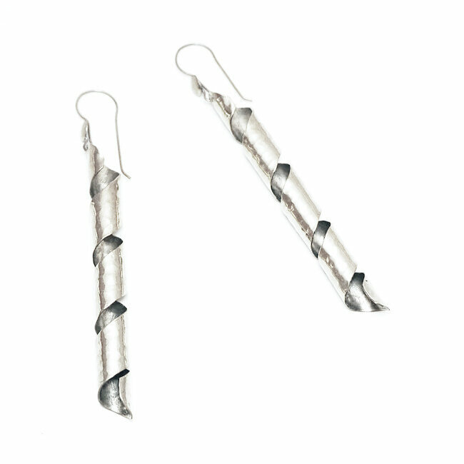 Boucles d'oreilles bronze argenté martelées pendantes twist - Mali 016