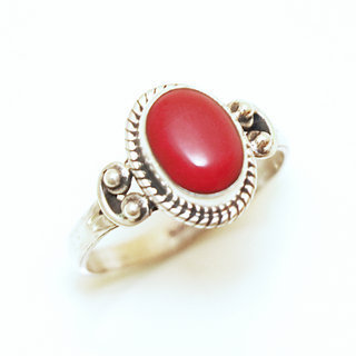 Bijoux ethniques Indiens bague fine argent 925 filigranes et pierre ovale corail rouge - 023