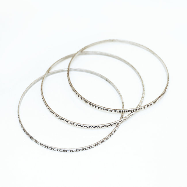 Bijoux Indiens Ethniques bracelet jonc fin en argent 925 grave Inde 005
