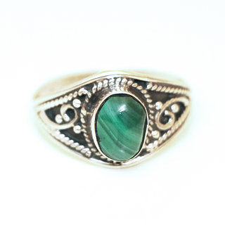 Bijoux ethniques Indiens bague argent 925 fine filigranes et pierre fine ovale grave Malachite vert - Inde 060 b