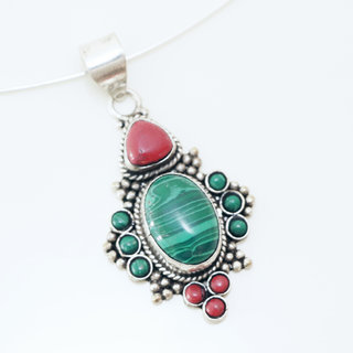 Bijoux Indiens Ethniques grand pendentif filigrane laiton plaqu argent 925 et pierre fine ovale - Nepal 007 Malachite vert agate rouge