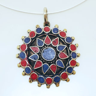 Bijoux Indiens Ethniques grand pendentif rond laiton plaqu argent 925 et pierre fine - Nepal 010 Lapis-Lazuli bleu et Agate rouge b