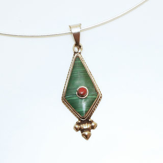 Bijoux Indiens Ethniques petit pendentif triangle laiton plaqu argent 925 et pierre - Nepal 023 Malachite et Agate rouge b