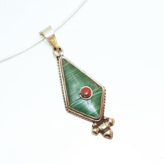 Bijoux Indiens Ethniques petit pendentif triangle laiton plaqu argent 925 et pierre - Nepal 023 Malachite et Agate rouge