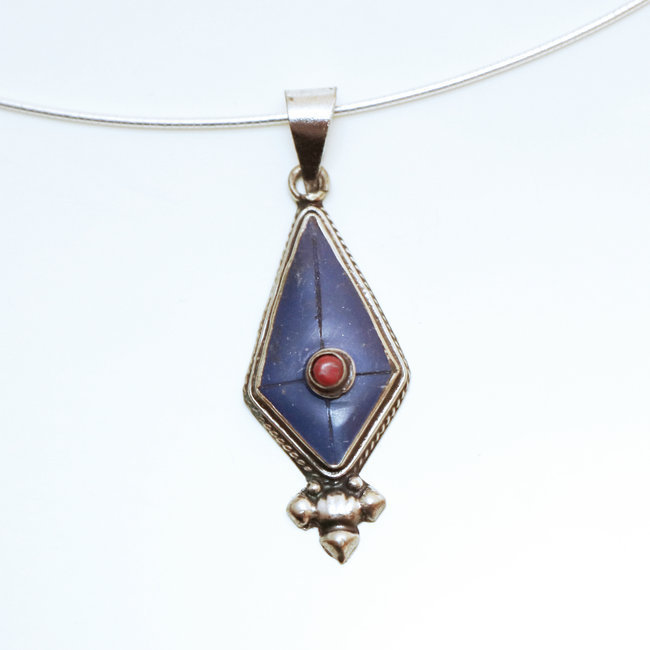 Bijoux Indiens Ethniques petit pendentif triangle laiton plaqué argent 925 et pierre - Nepal 023 Lapis Lazuli bleu et Agate rouge b