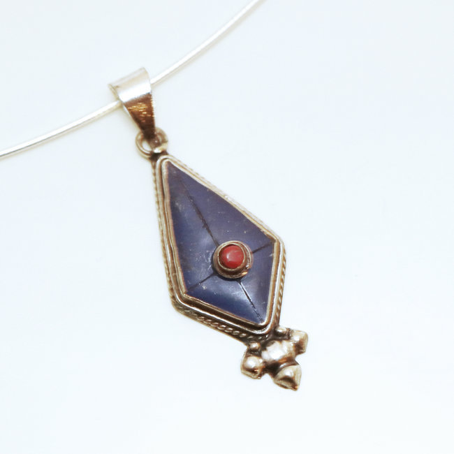 Bijoux Indiens Ethniques petit pendentif triangle laiton plaqué argent 925 et pierre - Nepal 023 Lapis Lazuli bleu et Agate rouge