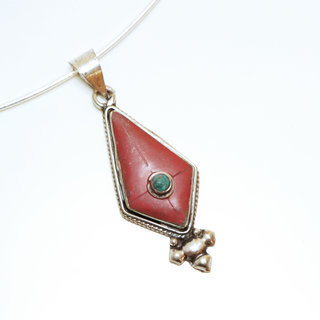 Bijoux Indiens Ethniques petit pendentif triangle laiton plaqué argent 925 et pierre - Nepal 023 Agate rouge et Turquoise