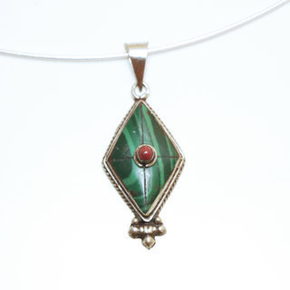 Bijoux Indiens Ethniques petit pendentif losange laiton plaqu argent 925 et pierre - Nepal 024 Malachite et Agate rouge b