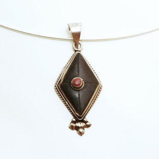 Bijoux Indiens Ethniques petit pendentif losange laiton plaqu argent 925 et pierre - Nepal 024 Onyx noir et Agate rouge b