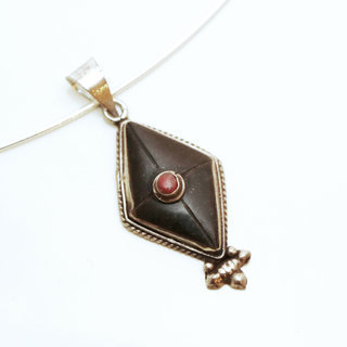 Bijoux Indiens Ethniques petit pendentif losange laiton plaqué argent 925 et pierre - Nepal 024 Onyx noir et Agate rouge