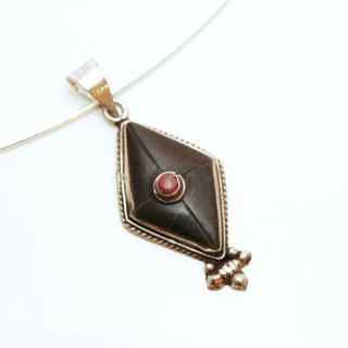 Bijoux Indiens Ethniques petit pendentif losange laiton plaqu argent 925 et pierre - Nepal 024 Onyx noir et Agate rouge