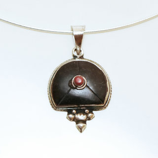 Bijoux Indiens Ethniques petit pendentif demi lune laiton plaqu argent 925 et pierre - Nepal 025 Onyx noir et Agate rouge b