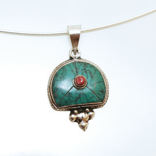 Bijoux Indiens Ethniques petit pendentif demi lune laiton plaqu argent 925 et pierre - Nepal 025 Turquoise et Agate rouge b