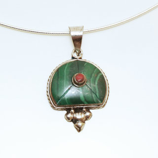 Bijoux Indiens Ethniques petit pendentif demi lune laiton plaqu argent 925 et pierre - Nepal 025 Malachite et Agate rouge b