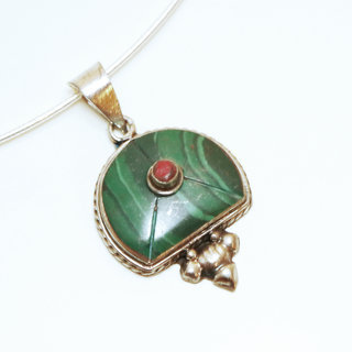 Bijoux Indiens Ethniques petit pendentif demi lune laiton plaqu argent 925 et pierre - Nepal 025 Malachite et Agate rouge