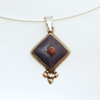 Bijoux Indiens Ethniques petit pendentif carr losange laiton plaqu argent 925 et pierre - Nepal 026 Lapis Lazuli bleu et Agate rouge b