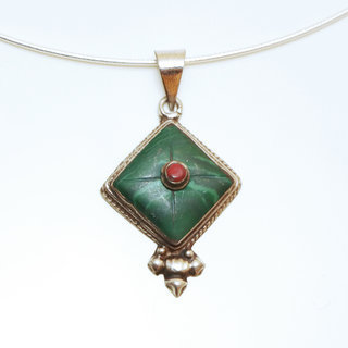 Bijoux Indiens Ethniques petit pendentif carr losange laiton plaqu argent 925 et pierre - Nepal 026 Malachite vert et Agate rouge b