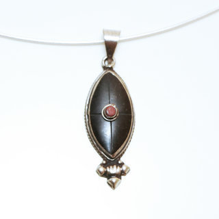 Bijoux Indiens Ethniques petit pendentif ovale laiton plaqu argent 925 et pierre - Nepal 027 Onyx noir et Agate rouge b