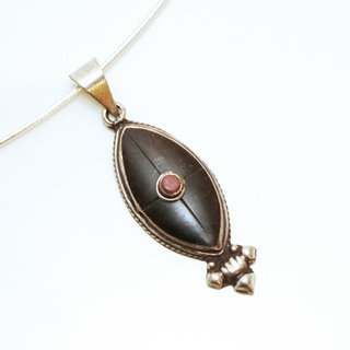 Bijoux Indiens Ethniques petit pendentif ovale laiton plaqu argent 925 et pierre - Nepal 027 Onyx noir et Agate rouge