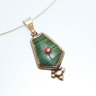 Bijoux Indiens Ethniques petit pendentif laiton plaqu argent 925 et pierre - Nepal 030 Malachite vert et Agate rouge