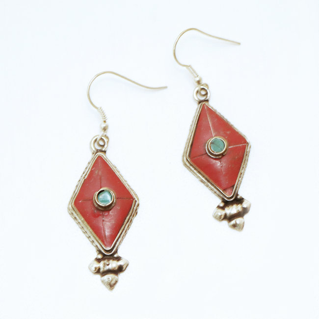 Boucles d'oreilles Tibétaines losange laiton argenté et Corail rouge - Népal 002