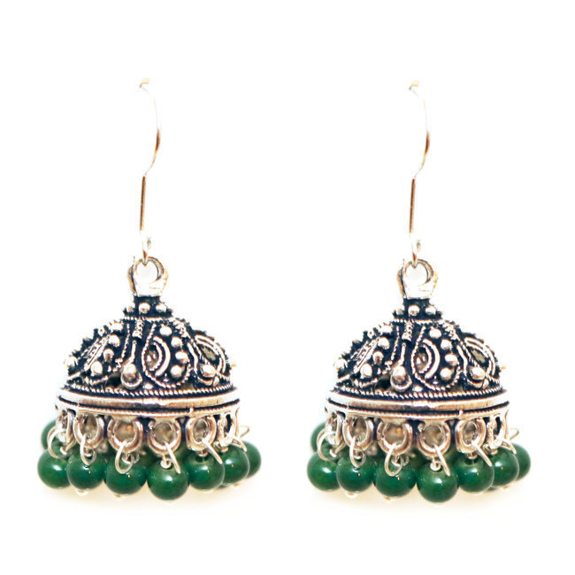 Bijoux Indiens Ethniques grandes boucles d'oreilles dôme cloche clochette pendantes laiton plaqué argent et perles vertes foncées - Inde 009