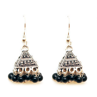 Bijoux Indiens Ethniques grandes boucles d'oreilles dme cloche clochette triangle pendantes laiton plaqu argent et perles noires - Inde 010