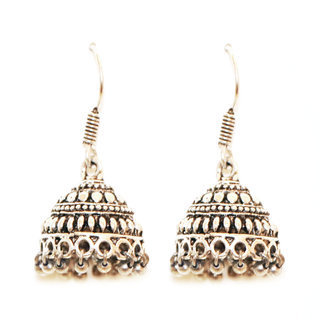 Bijoux Indiens Ethniques grandes boucles d'oreilles dme cloche clochette pendantes laiton plaqu argent et perles argentes filigranes gravs - Inde 013