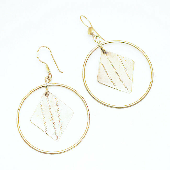 Boucles d'oreilles pendantes cercle losange gravé en bronze doré - Mali 009