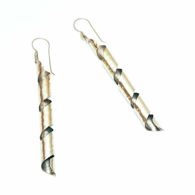 Boucles d'oreilles en bronze doré martelées pendantes twist - Mali 016