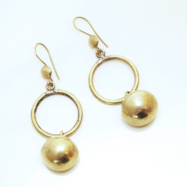 Boucles d'oreilles anneau boule en bronze doré - Mali 023