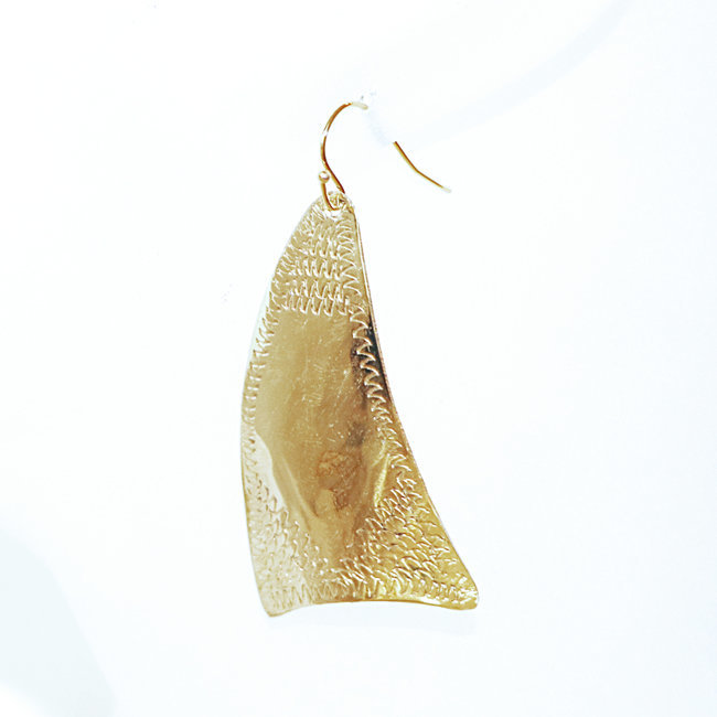 Bijoux ethniques Africains fantaisie boucles d'oreilles triangles dorées gravées peul fulani bronze doré or - Mali 043