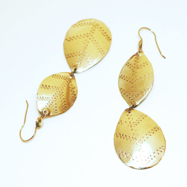 Bijoux ethniques Africains fantaisie boucles d'oreilles pendantes dorées doubles feuilles gravées peul fulani martelées bronze doré or - Mali 048 b