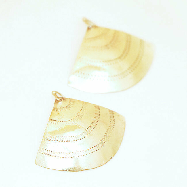 Boucles d'oreilles éventails gravés bronze doré - Mali 050