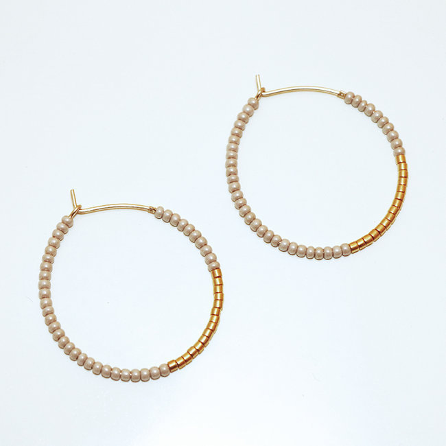 Boucles d'oreilles créoles perles taupes et plaqué or - Sidai Designs 002
