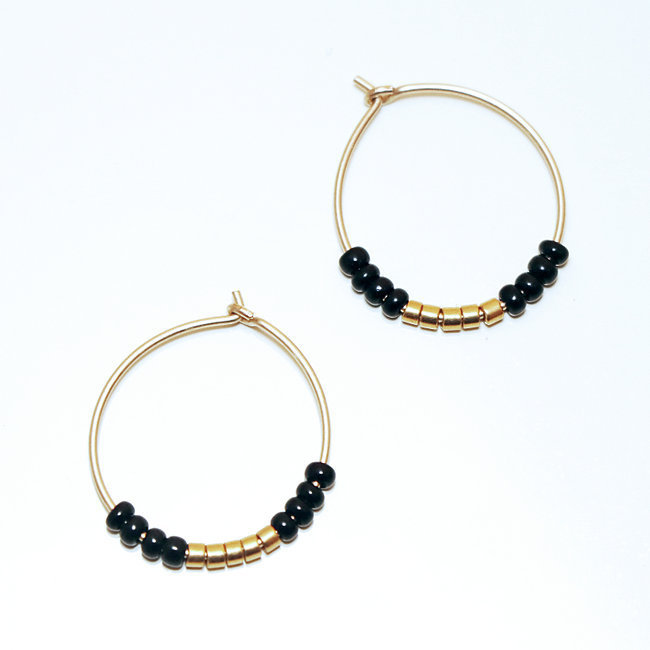 Boucles d'oreilles petites créoles perles noires et plaqué or - Sidai Designs 003