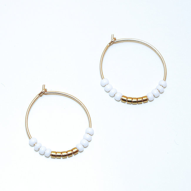 Boucles d'oreilles petites créoles perles blanches et plaqué or - Sidai Designs 003