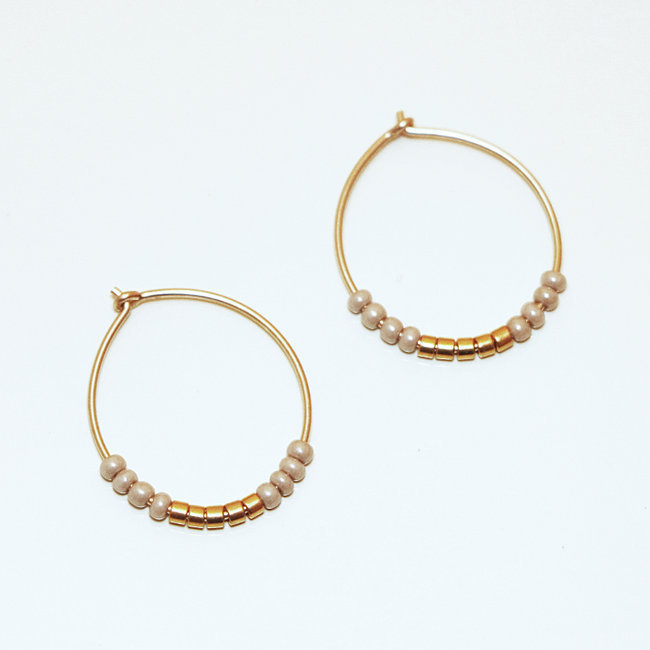 Boucles d'oreilles petites créoles perles taupes et plaqué or - Sidai Designs 003