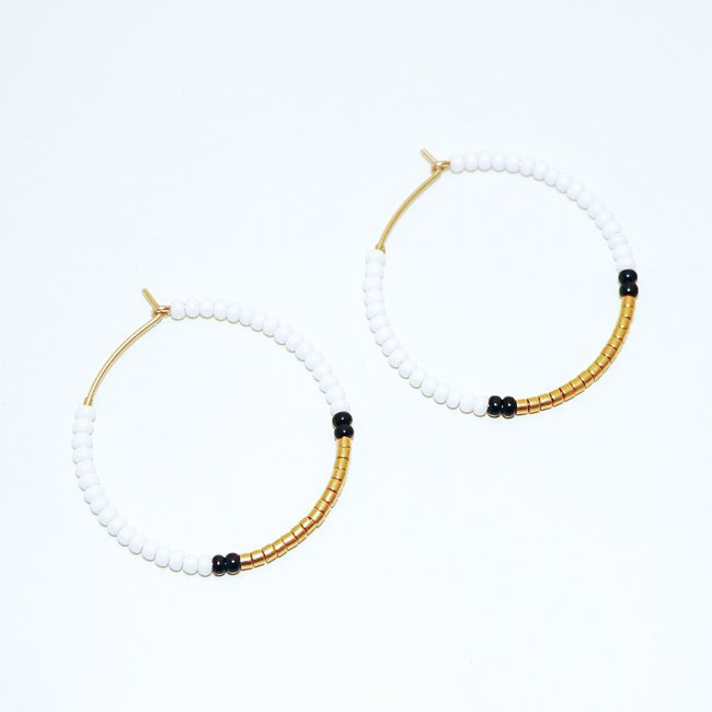 Boucles d'oreilles créoles perles blanches, noires et plaqué or - Sidai Designs 002