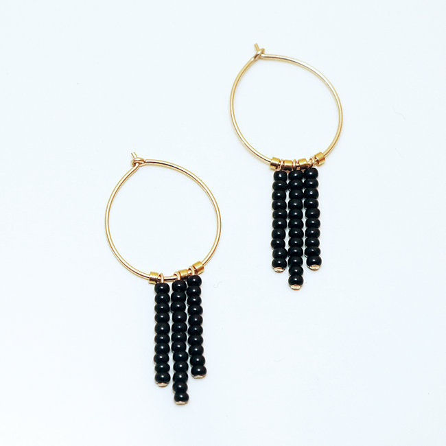Boucles d'oreilles créoles perles noires et plaqué or - Sidai Designs 004