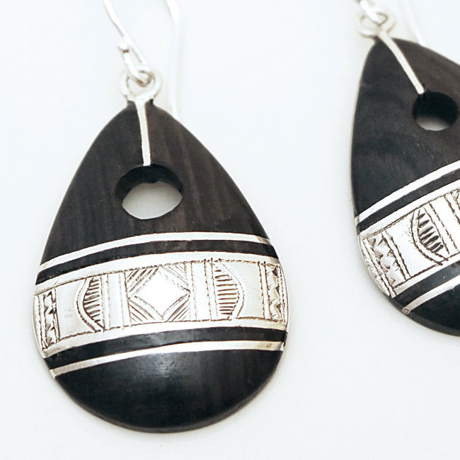Bijoux ethniques touareg boucles d'oreilles en argent 925 pendantes gouttes ovales gravées et bois ébène - Niger 050 b