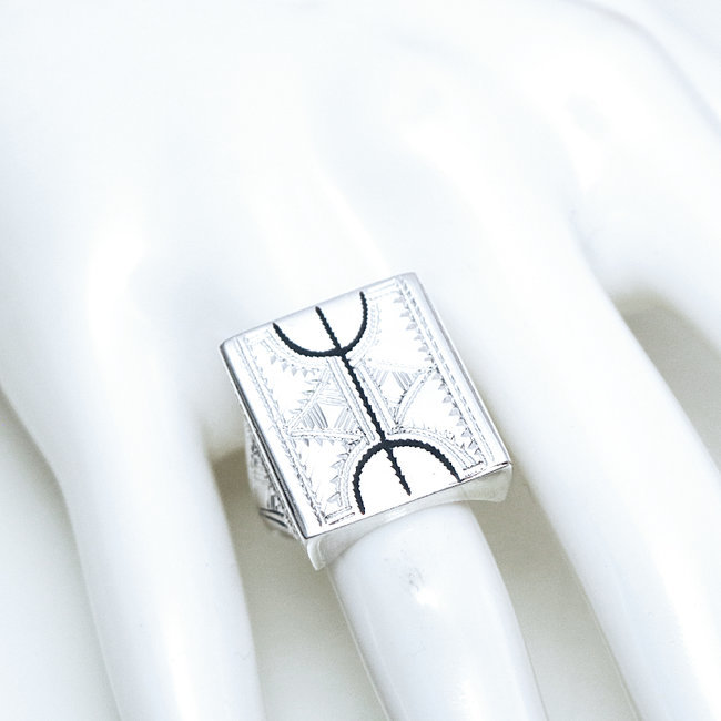 Bijoux ethniques touareg amazigh berbere bague en argent 925 massif chevaliere homme femme large rectangle gravee et bois d ebene Niger 022