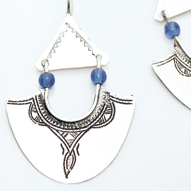 Bijoux ethniques touareg boucles d'oreilles en argent 925 femme pendantes longues feuilles gravées perles bleues - Niger 047 b